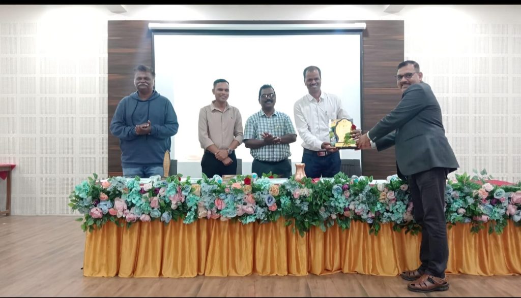 डी. आर. माने महाविद्यालयातील इतिहास विषयाच्या शिक्षक क्षमतावृद्धी कार्यशाळेत मान्यवरांचा सत्कार