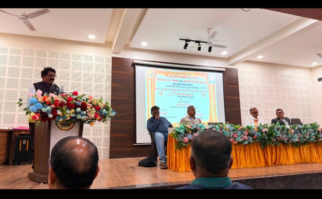 डी. आर. माने महाविद्यालयातील इतिहास शिक्षक क्षमतावृद्धी कार्यशाळेत मार्गदर्शन करताना वक्ते