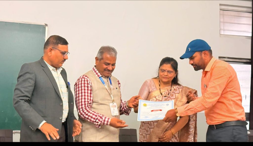 डी. आर. माने महाविद्यालयातील इतिहास शिक्षक क्षमतावृद्धी कार्यशाळेत प्रमाणपत्र वितरण