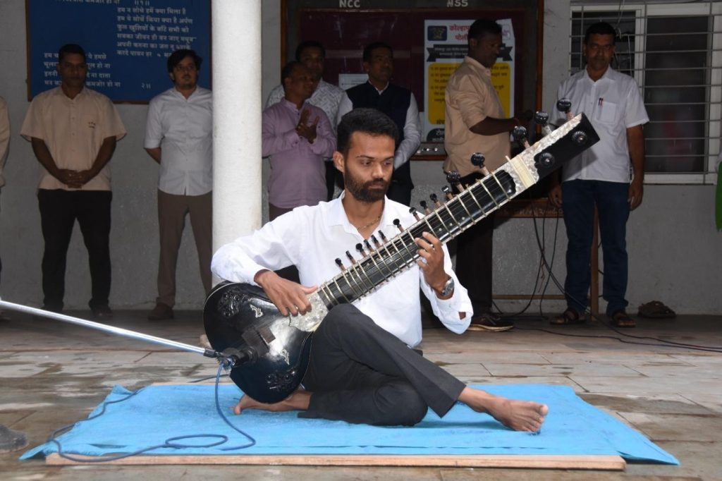 डी. आर. माने महाविद्यालयातील स्वातंत्र्यदिन कार्यक्रमात विद्यार्थ्यांकडून सितार वादन
