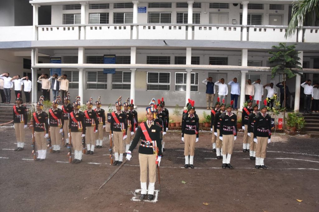 डी. आर. माने महाविद्यालयातील ८० व्या स्वातंत्र्यदिन कार्यक्रमात एनसीसी विद्यार्थ्यांची परेड