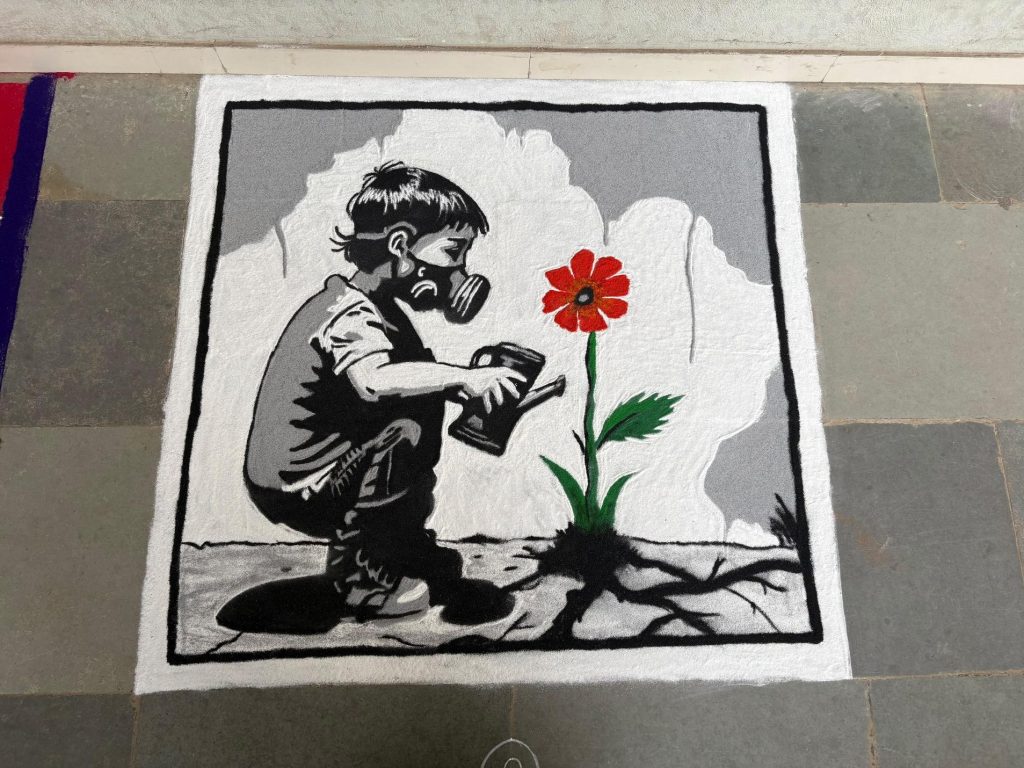 डी. आर. माने महाविद्यालयातील सखी सावित्री मंचच्या रांगोळी स्पर्धेतील सामाजिक संदेश देणारी रांगोळी